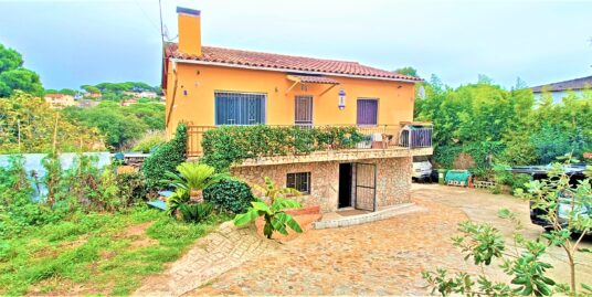 Casa soleada en urbanización.