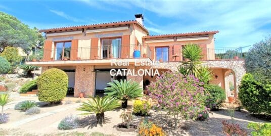 Casa con vistas al mar cerca de la playa.
