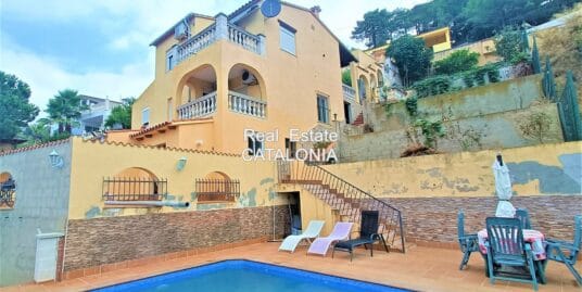 Casa con piscina y vistas al mar cerca de Cala Canyelles.