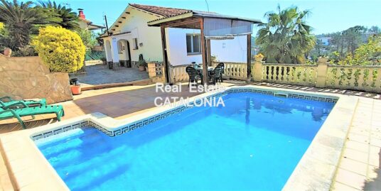 Casa con piscina cerca la playa.
