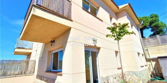 Casa soleada apareada esquinera