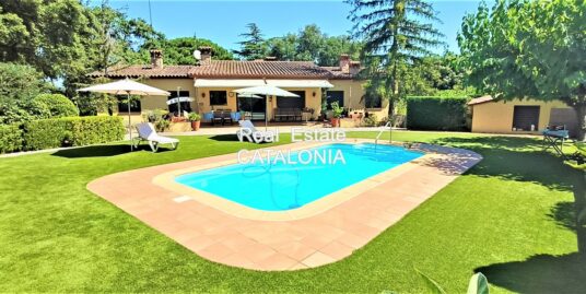 Casa soleada de estilo mediterráneo con piscina.