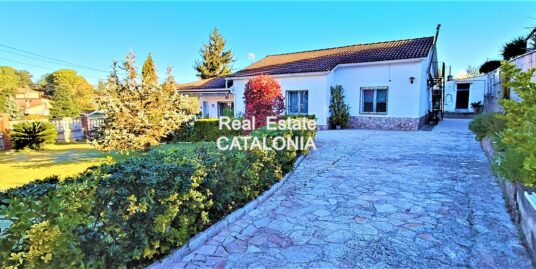 Casa de planta baja con mucho jardín