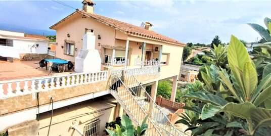 Casa soleada con vistas despejadas.
