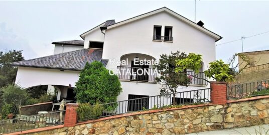 Gran casa soleada en urbanización.
