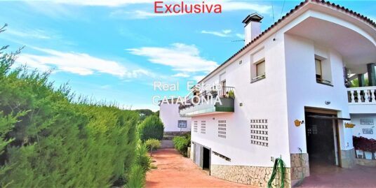 Casa soleada con vistas al mar.